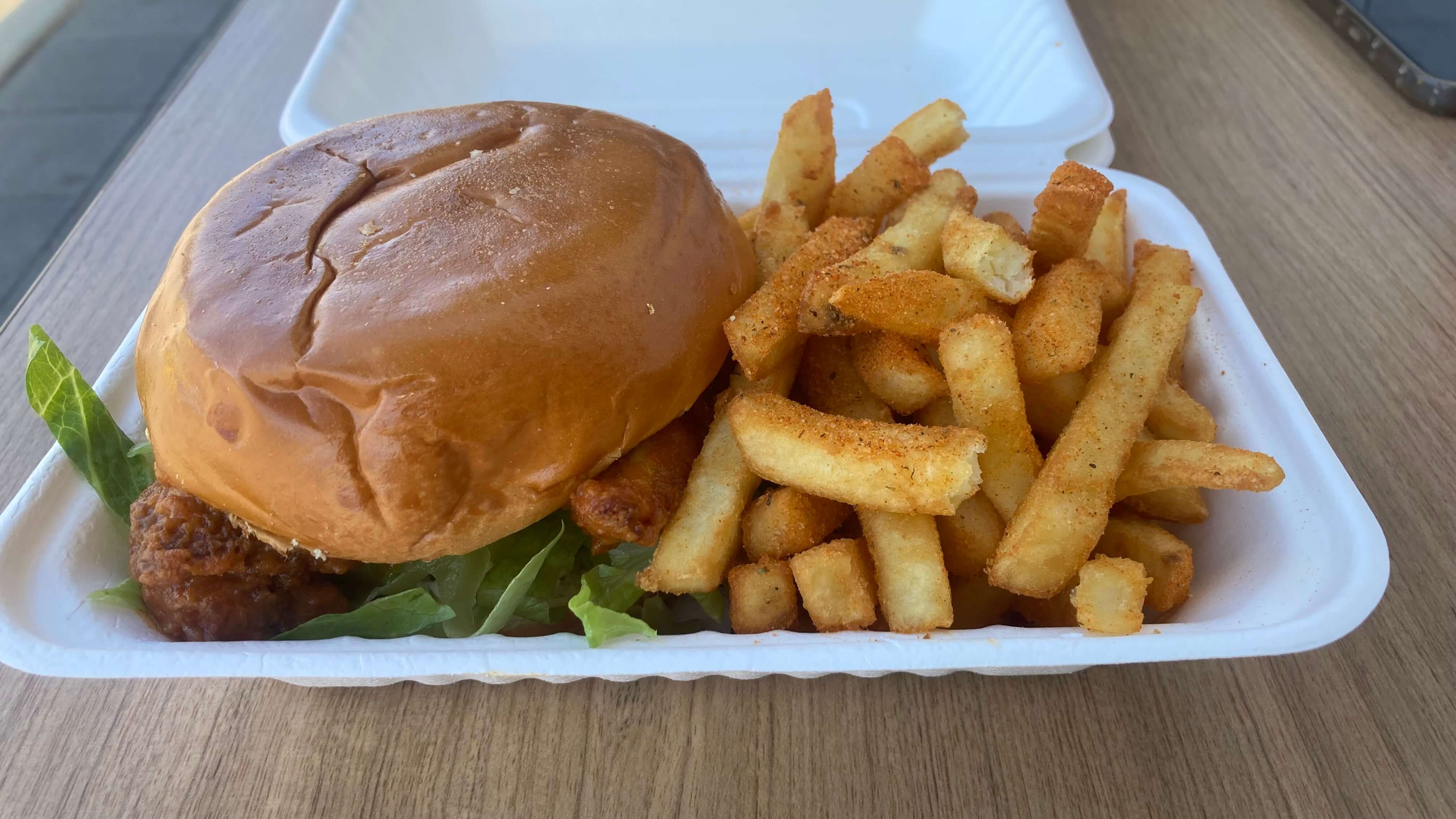 Buffalo Chciken Burger, Chips